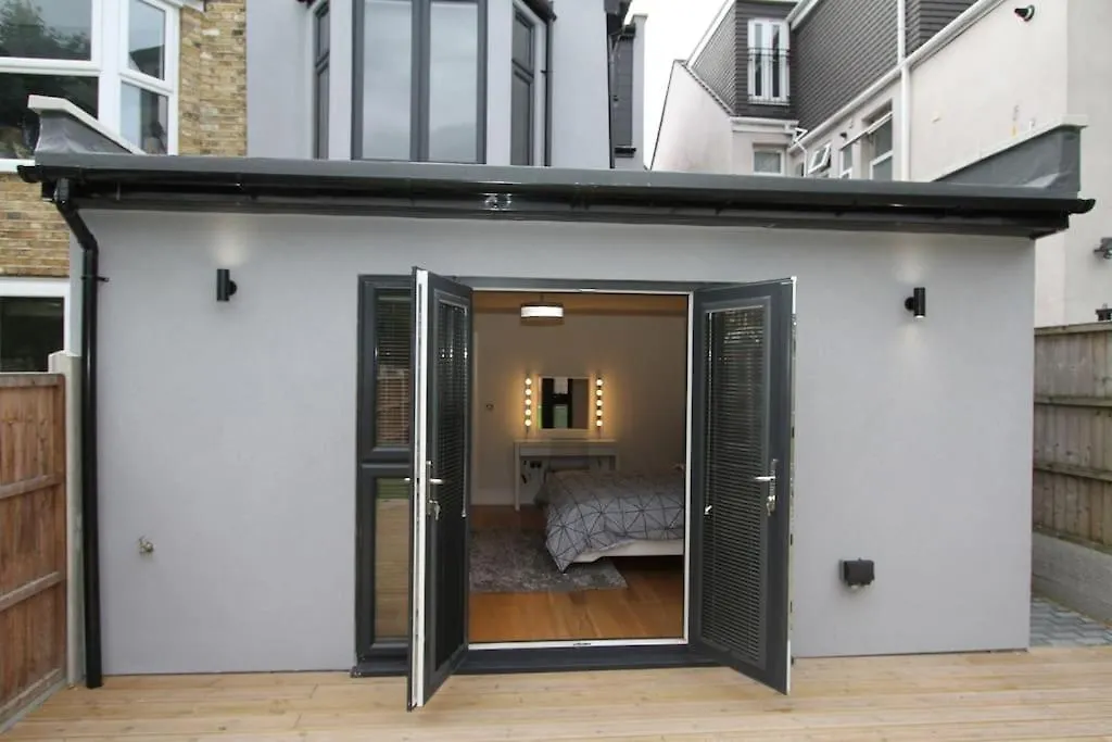 Lovely One Bed Apartment-Near All Transport-Village-Freeparking London